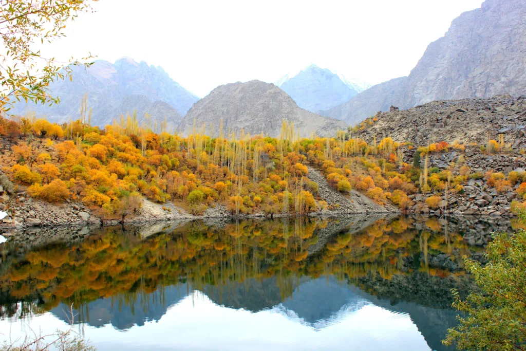 Uooer kachura lake picture autumn in skardu